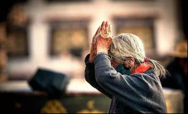 比如一位老太太手拿高香,祈祷佛菩萨说:「佛菩萨呀,儿媳对我不好,让她