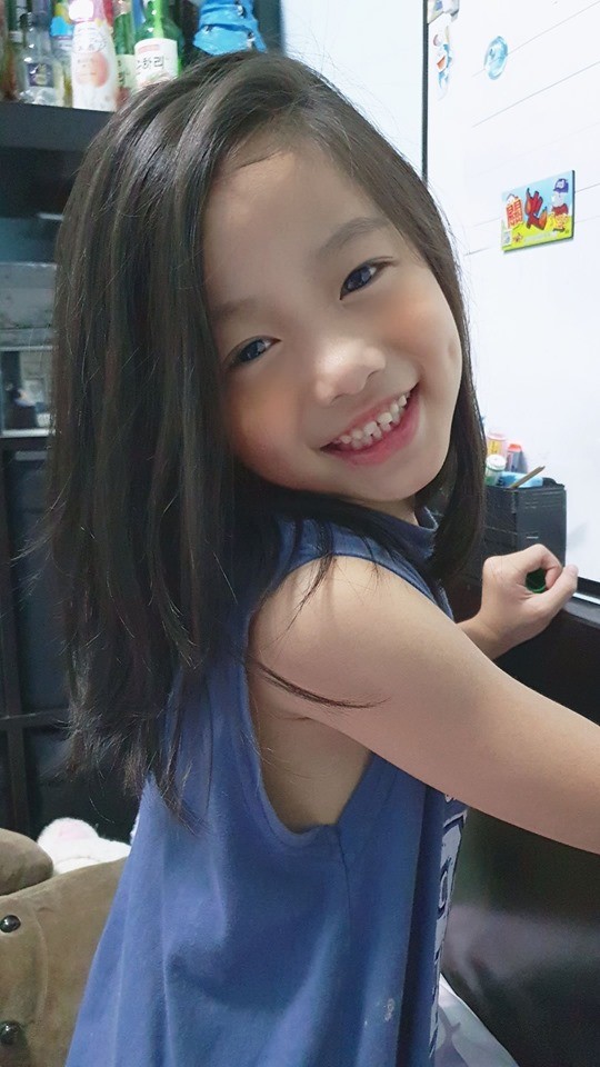 最美照騙妹！6歲女兒「狂曬超齡美照」圖片修超大，老媽出賣「零修圖版本」網看傻：不修更漂亮，可以當明星了！